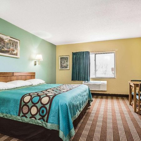 Super 8 By Wyndham Osseo Wi Hotel Bagian luar foto