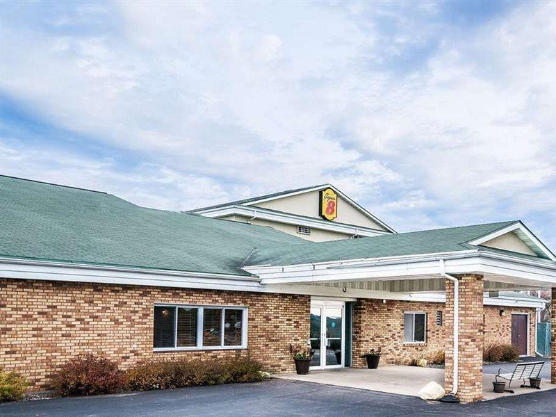 Super 8 By Wyndham Osseo Wi Hotel Bagian luar foto