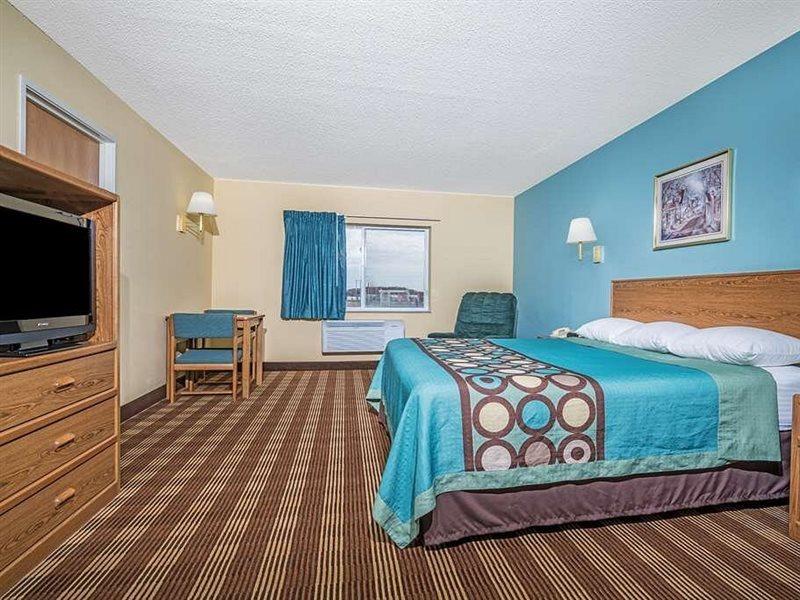 Super 8 By Wyndham Osseo Wi Hotel Bagian luar foto