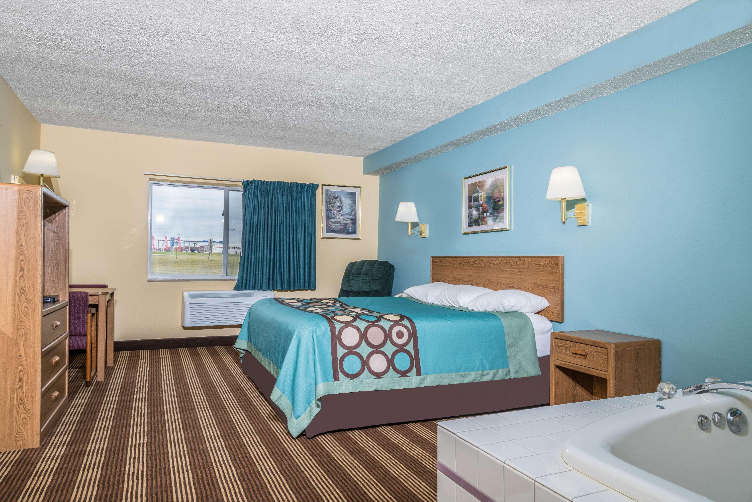 Super 8 By Wyndham Osseo Wi Hotel Bagian luar foto