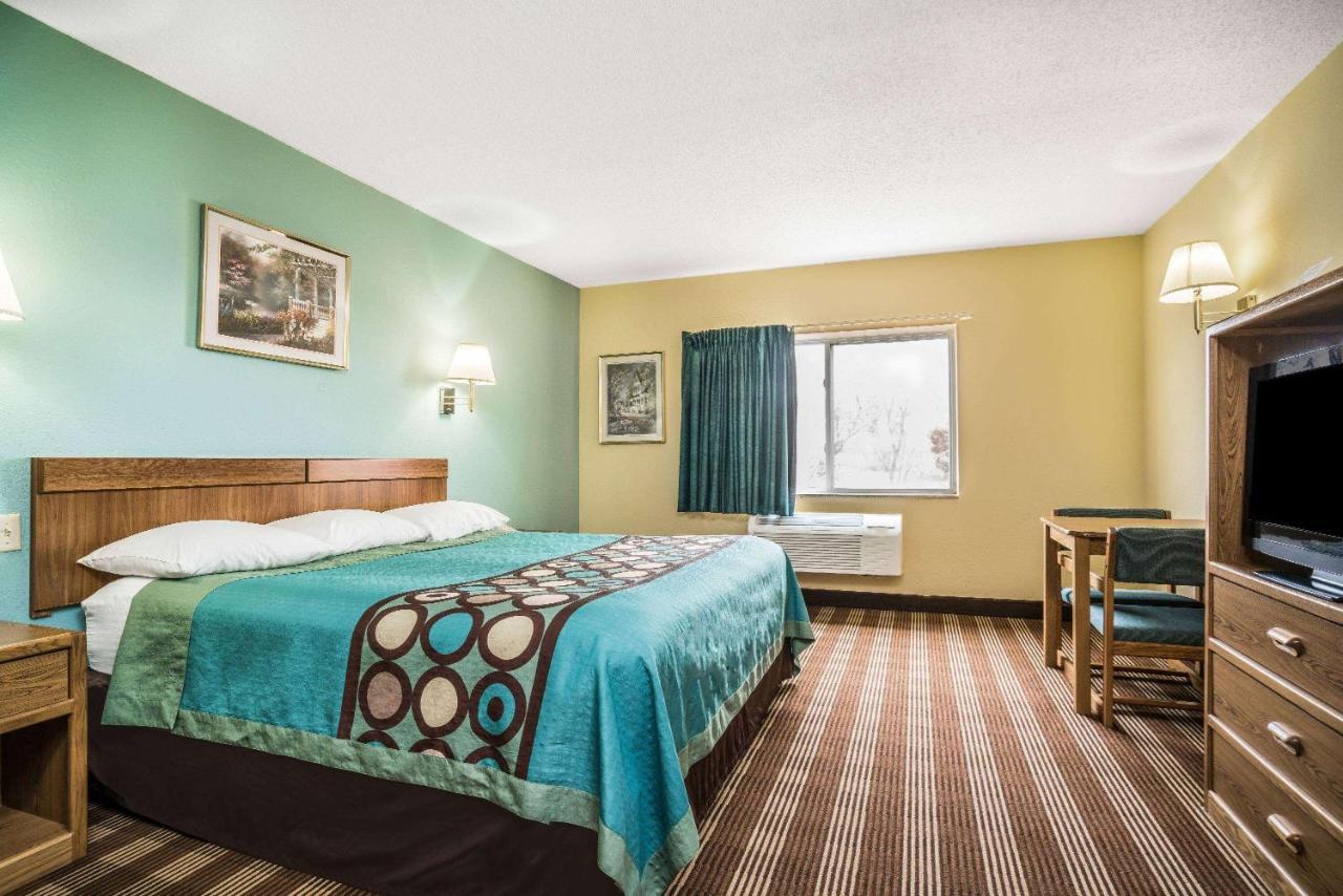 Super 8 By Wyndham Osseo Wi Hotel Bagian luar foto
