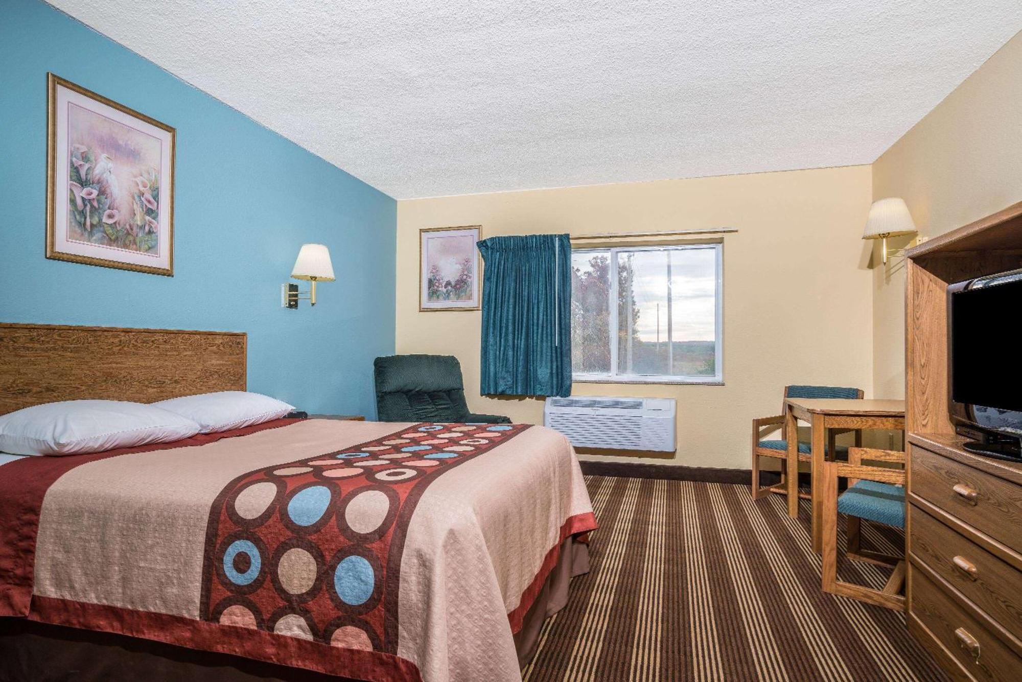 Super 8 By Wyndham Osseo Wi Hotel Bagian luar foto