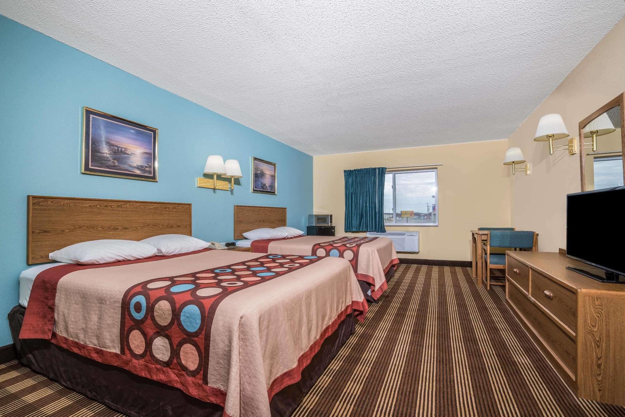 Super 8 By Wyndham Osseo Wi Hotel Bagian luar foto