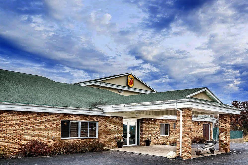 Super 8 By Wyndham Osseo Wi Hotel Bagian luar foto